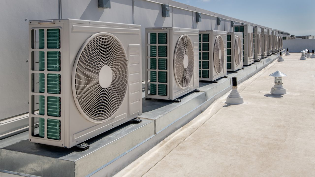 산업용 HVAC 기계실에서 제어 패널을 조작하는 작업자