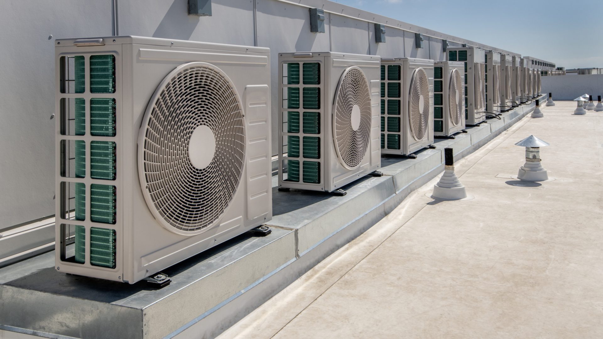 산업용 HVAC 기계실에서 제어 패널을 조작하는 작업자