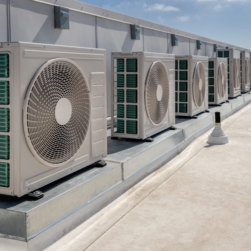 산업용 HVAC 기계실에서 제어 패널을 조작하는 작업자