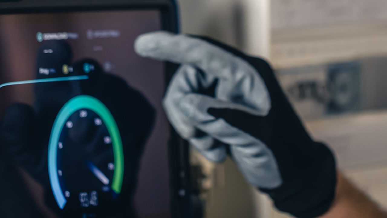 반도체 공정용 가스 센서를 사용하는 환경에서 회로 기판을 납땜하는 기술자