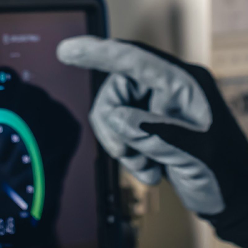 반도체 공정용 가스 센서를 사용하는 환경에서 회로 기판을 납땜하는 기술자