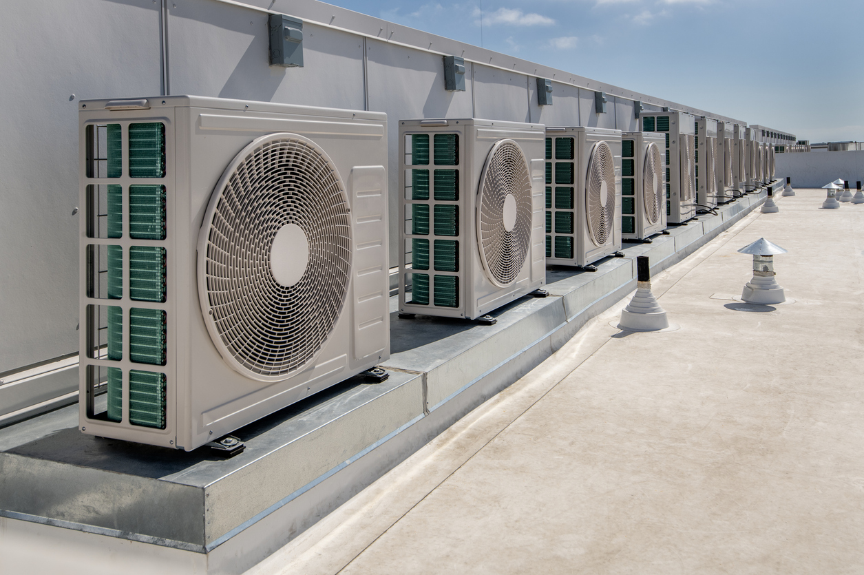 在工业用 HVAC 机房中操作控制面板的操作员