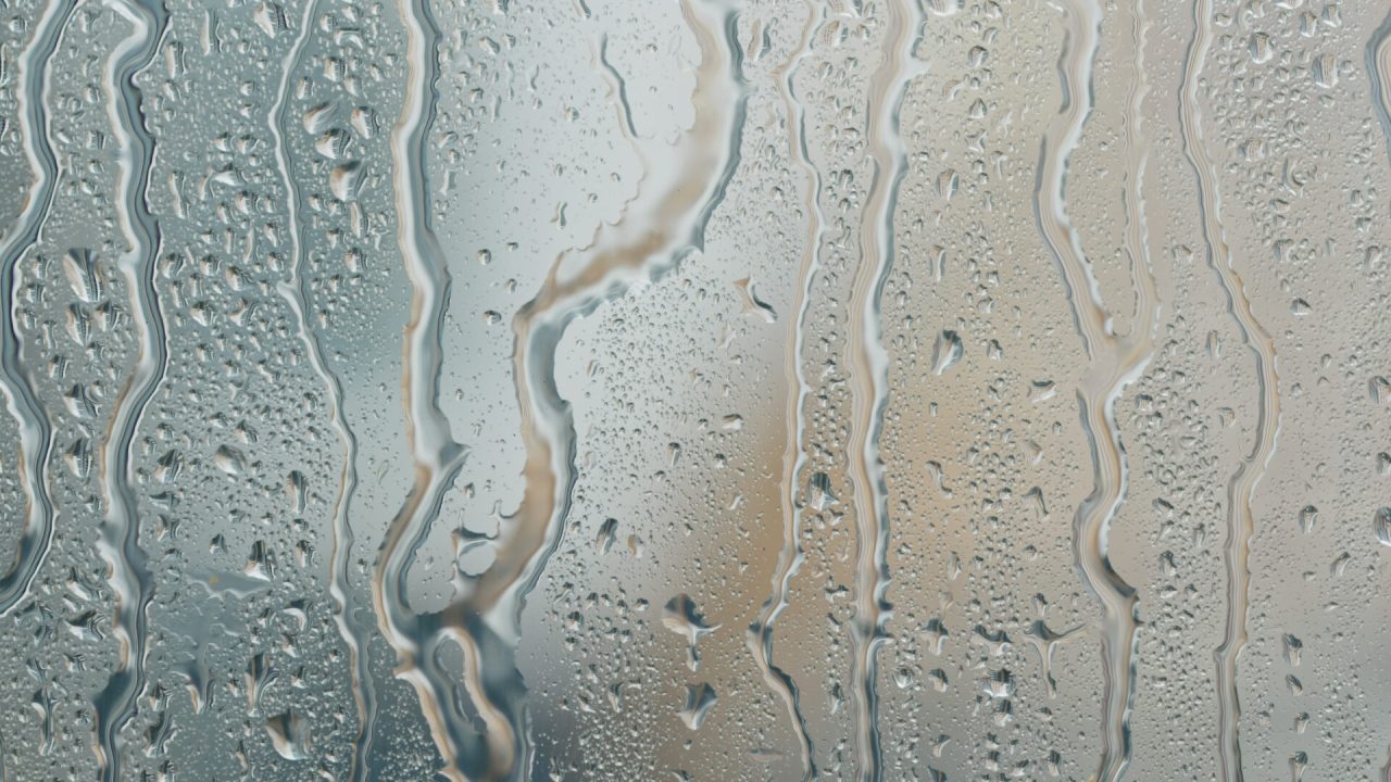 玻璃上的水滴，外面雨